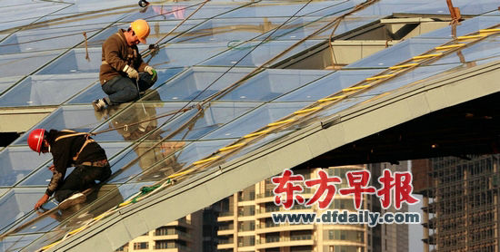 今后，上海还将限制处于人流密集、流动性大的区域内的建筑物安装玻璃幕墙。徐晓林 早报资料